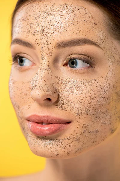 Atractiva Mujer Con Mascarilla Peladora Aislada Amarillo —  Fotos de Stock