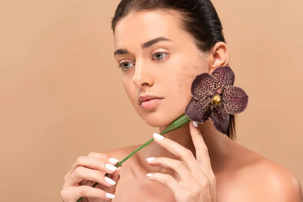 Naakte Vrouw Met Probleem Huid Houden Orchidee Buurt Gezicht Geïsoleerd — Stockfoto