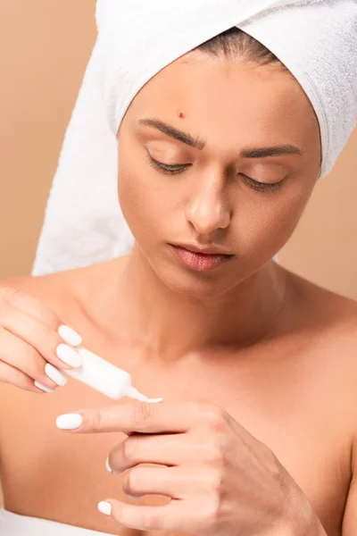 Aantrekkelijke Naakte Vrouw Aanbrengen Behandeling Crème Hand Geïsoleerd Beige — Stockfoto