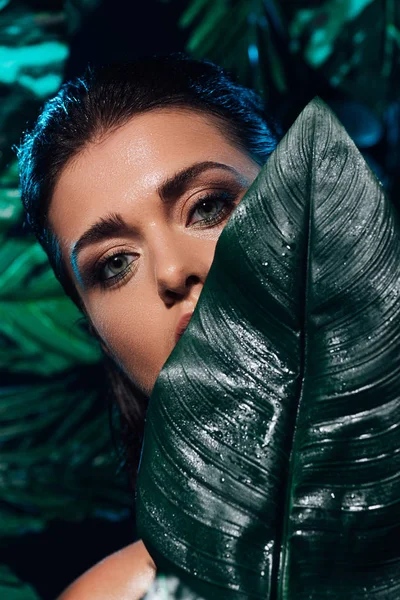 Mujer Joven Cubriendo Cara Con Hoja Húmeda —  Fotos de Stock