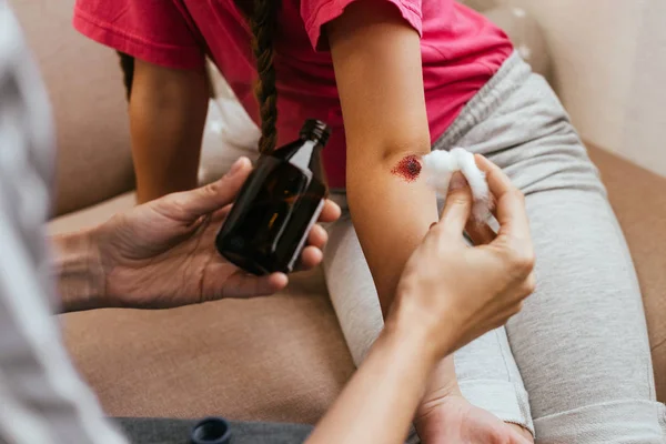 Pemandangan Indah Dari Ibu Memegang Botol Antiseptik Dan Kapas Dekat — Stok Foto