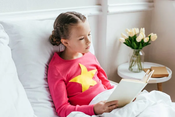 Дитяча Дитина Читає Книгу Сидячи Ліжку — стокове фото