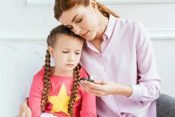 Madre Abrazando Triste Hija Con Asma Mirando Inhalador — Foto de Stock