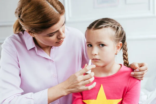 Madre Dando Spray Nasal Hija Enferma Con Secreción Nasal —  Fotos de Stock