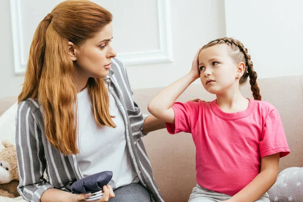 Bezorgde Moeder Met Ijszak Kompres Praten Met Dochter Met Hoofdpijn — Stockfoto