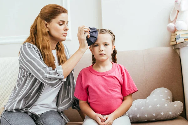 Preocupado Mãe Segurando Saco Gelo Compressa Cabeça Filha Com Dor — Fotografia de Stock