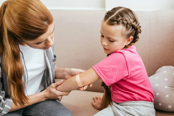 Besorgte Mutter Klebt Gips Auf Ellbogen Ihrer Tochter — Stockfoto