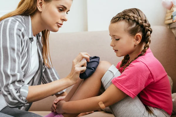 Madre Tenendo Borsa Ghiaccio Comprimere Sul Ginocchio Doloroso Figlia Sconvolto — Foto Stock