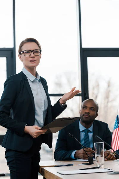 Enfoque Selectivo Atractivo Gesto Diplomático Mientras Habla Cerca Representante Afroamericano — Foto de Stock