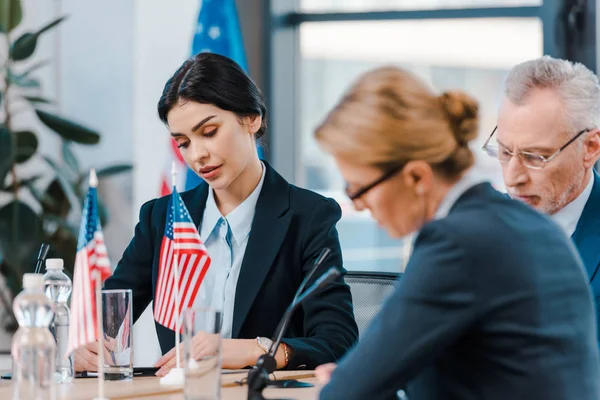 Selektiver Fokus Attraktiver Geschäftsfrau Der Nähe Von Diplomaten Und Flaggen — Stockfoto