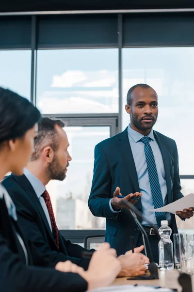 Focus Selettivo Del Rappresentante Afroamericano Barbuto Parlare Vicino Diplomatici — Foto Stock