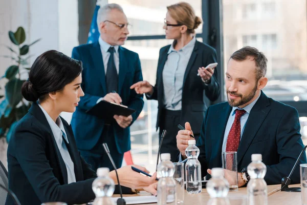 Foco Seletivo Diplomatas Falando Gesticulando Perto Óculos Mesa — Fotografia de Stock