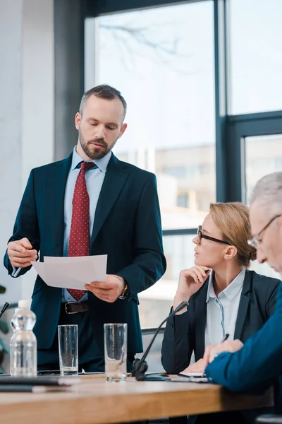 Selektivt Fokus För Skäggiga Affärsman Som Innehar Papper Nära Diplomater — Stockfoto