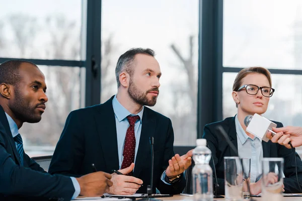 Ausgeschnittene Ansicht Eines Journalisten Mit Mikrofon Der Nähe Multikultureller Diplomaten — Stockfoto