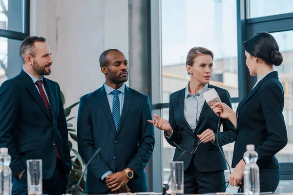 Selective Focus Journalist Holding Microphone Businesswoman Multicultural Diplomats — Stock Photo, Image