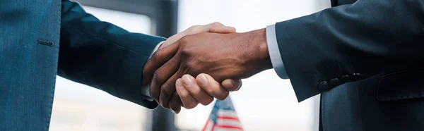 Панорамный Снимок Многокультурных Дипломатов Пожимающих Друг Другу Руки — стоковое фото