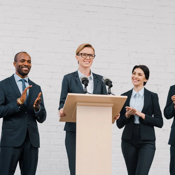 Gelukkige Multiculturele Zakenman Zakenvrouw Applaudisseren Aan Aantrekkelijke Spreker — Stockfoto