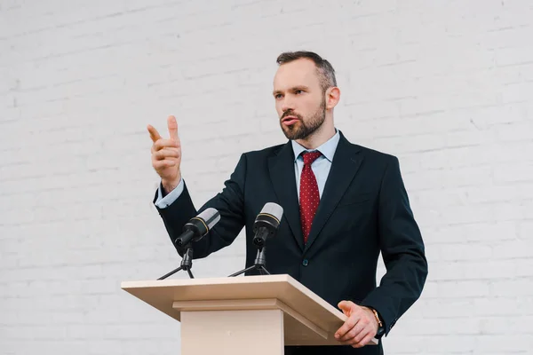 Schöner Bärtiger Redner Gestikuliert Während Der Nähe Von Mikrofonen Spricht — Stockfoto