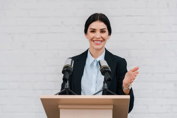 Heureux Haut Parleur Geste Sourire Près Des Microphones — Photo