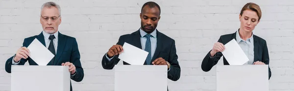 Tiro Panorâmico Eleitores Multiculturais Colocando Cédulas Caixas Votação — Fotografia de Stock