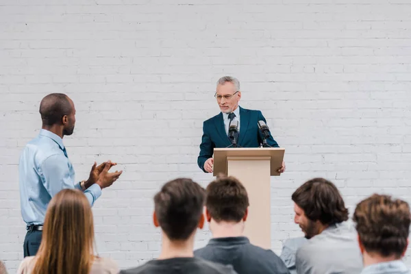 Happy Speaker Looking African American Businessman Talking Gesturing Journalists — Stock Photo, Image