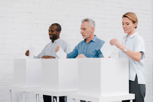 箱の近くに立ちながら投票する陽気な多文化市民 — ストック写真