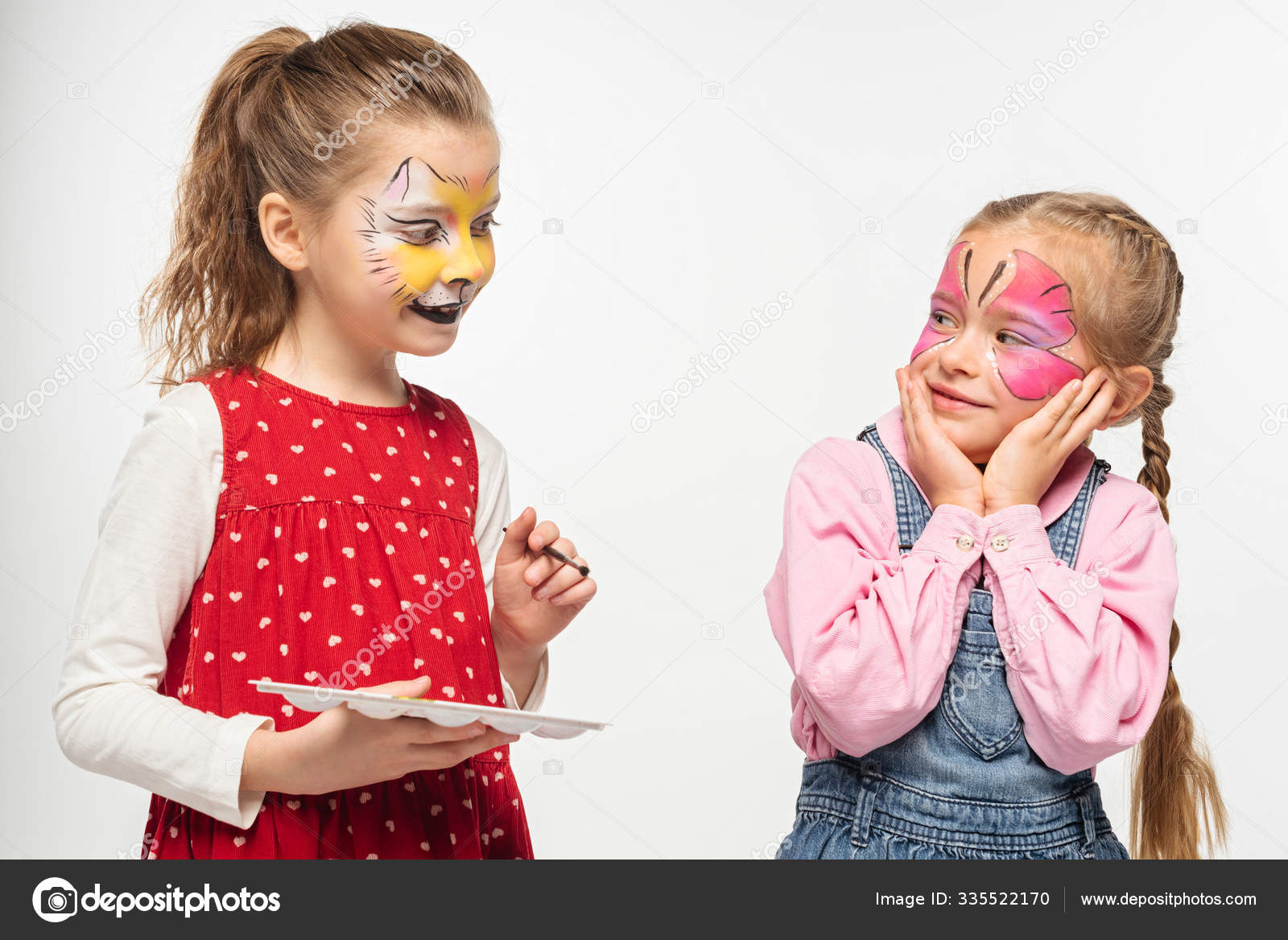 Criança Com Uma Cara Pintada Com Pinturas Coloridas Foto de Stock