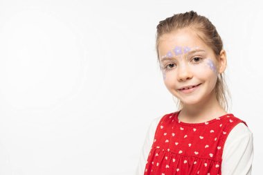 Yüzünde çiçeklerle gülümseyen çocuk beyaza izole edilmiş kameraya bakıyor.