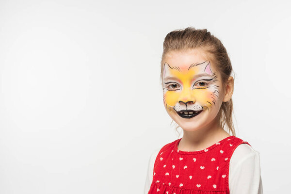 очаровательный ребенок с тигровой мордой на лице улыбаясь в камеру изолированы на белом
