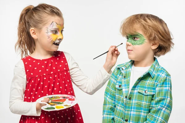 Adorable Niño Con Gato Bozal Cara Pintura Celebración Paleta Pincel — Foto de Stock