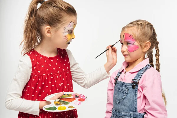 Mignon Enfant Avec Muselière Chat Sur Visage Peinture Masque Papillon — Photo