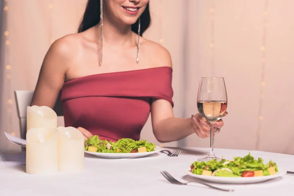 Vista Recortada Chica Elegante Sosteniendo Vaso Vino Blanco Mientras Sienta — Foto de Stock