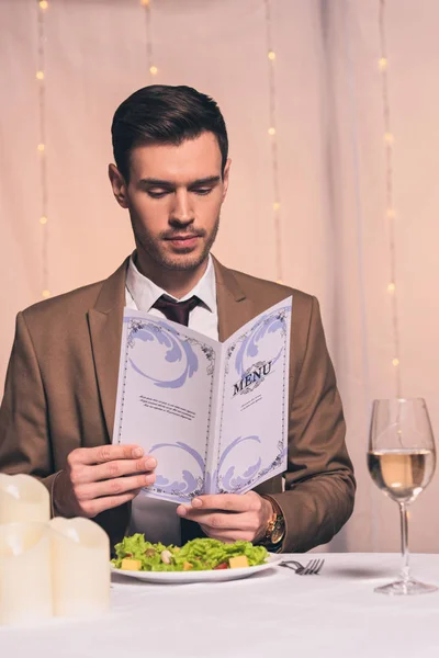 Schöner Eleganter Mann Liest Speisekarte Während Restaurant Sitzt — Stockfoto