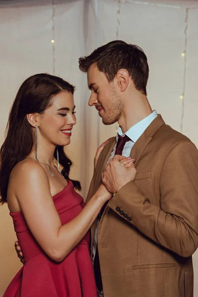 Glückliches Elegantes Paar Lächelt Während Einem Restaurant Valentinstag Tanzt — Stockfoto