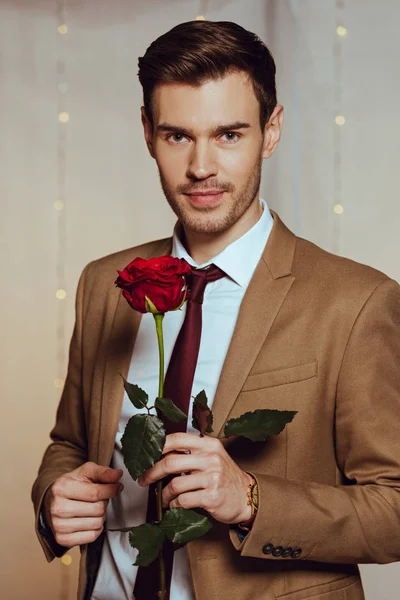 Hombre Guapo Elegante Sosteniendo Rosa Roja Mientras Está Pie Restaurante — Foto de Stock