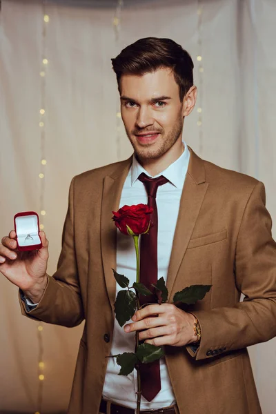 Elegante Hombre Guapo Caja Espera Con Anillo Boda Rosa Roja —  Fotos de Stock