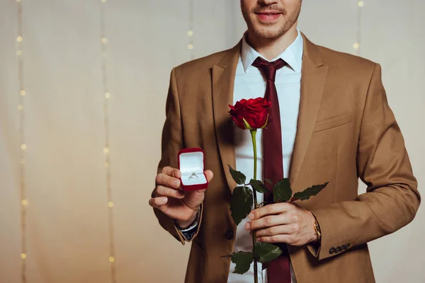 レストランに立っている間に結婚指輪と赤いバラとエレガントな男の保持ボックスの部分的なビュー — ストック写真