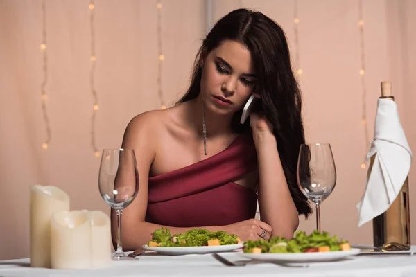 Zklamaná Elegantní Dívka Sedí Servírovaného Stolu Restauraci Mluví Smartphone — Stock fotografie