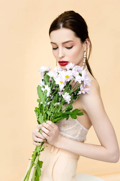 Piękna Kobieta Gospodarstwa Kwitnące Kwiaty Odizolowane Beżu — Zdjęcie stockowe