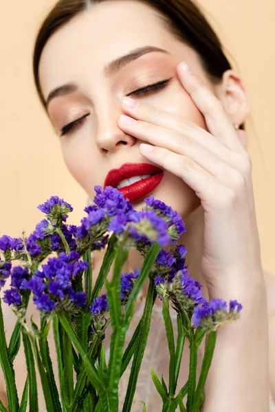 Hermosa Mujer Con Los Ojos Cerrados Tocando Cara Cerca Flores — Foto de Stock