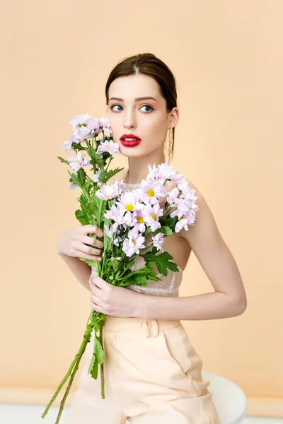 Mulher Bonita Olhando Para Longe Segurando Flores Florescendo Crisântemo Bege — Fotografia de Stock