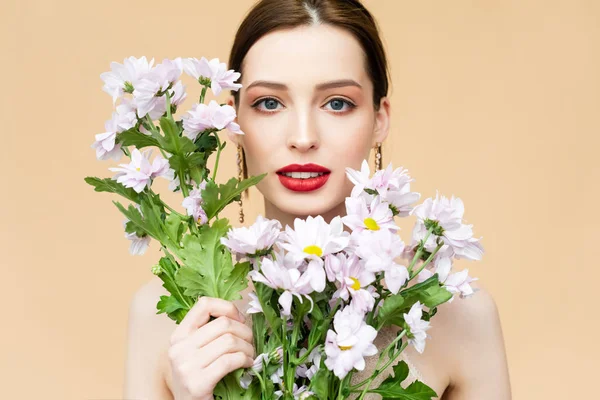 Hermosa Chica Mirando Cámara Sosteniendo Flores Crisantemo Flor Aislado Beige — Foto de Stock