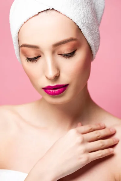 Jovem Mulher Atraente Toalha Branca Isolado Rosa — Fotografia de Stock