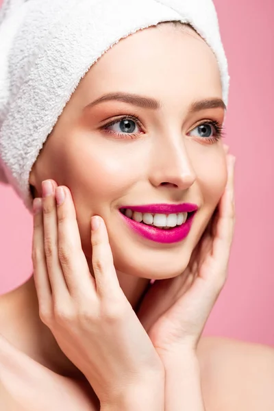 Feliz Joven Toalla Blanca Sonriendo Aislado Rosa — Foto de Stock