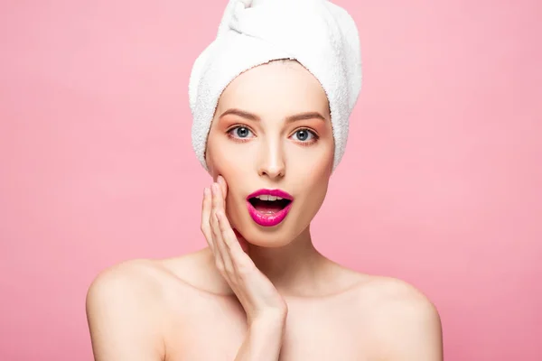 Surprised Naked Woman White Towel Isolated Pink — ストック写真