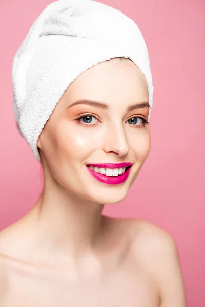 Glimlachende Naakte Vrouw Witte Handdoek Geïsoleerd Roze — Stockfoto