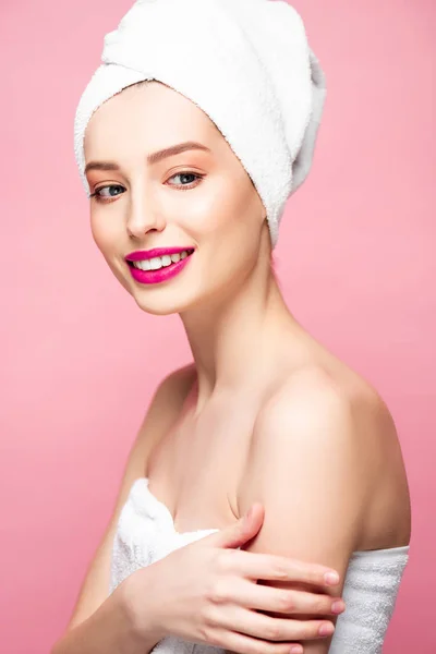 Sorrindo Jovem Mulher Toalha Cabeça Isolado Rosa — Fotografia de Stock