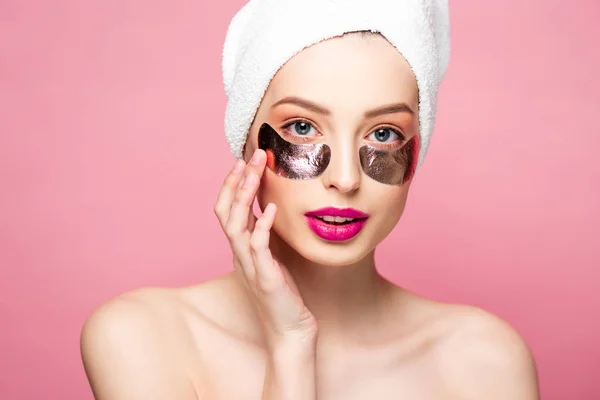 Bela Jovem Mulher Toalha Olhos Manchas Isoladas Rosa — Fotografia de Stock