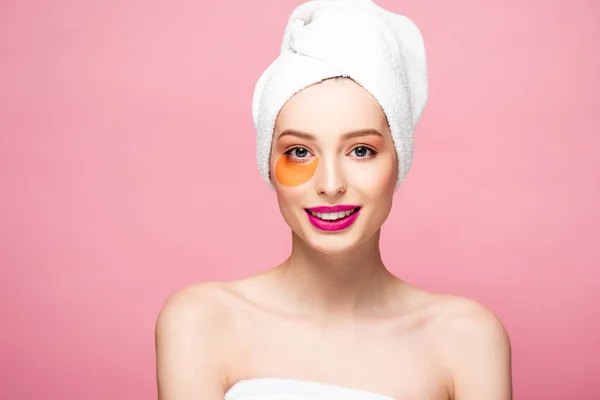 Mujer Feliz Parche Para Los Ojos Toalla Blanca Aislada Rosa — Foto de Stock