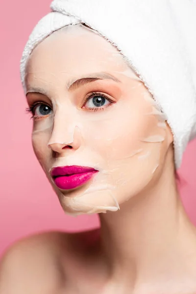 Jonge Naakte Vrouw Het Gezicht Masker Geïsoleerd Roze — Stockfoto